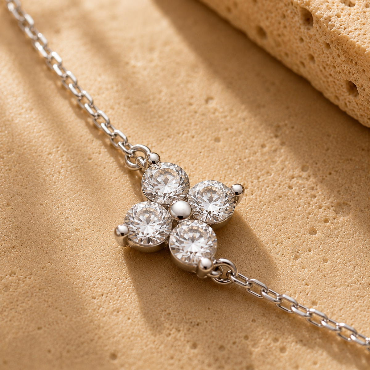 Bracelet fleur à quatre pétales pour femme NÉVORA