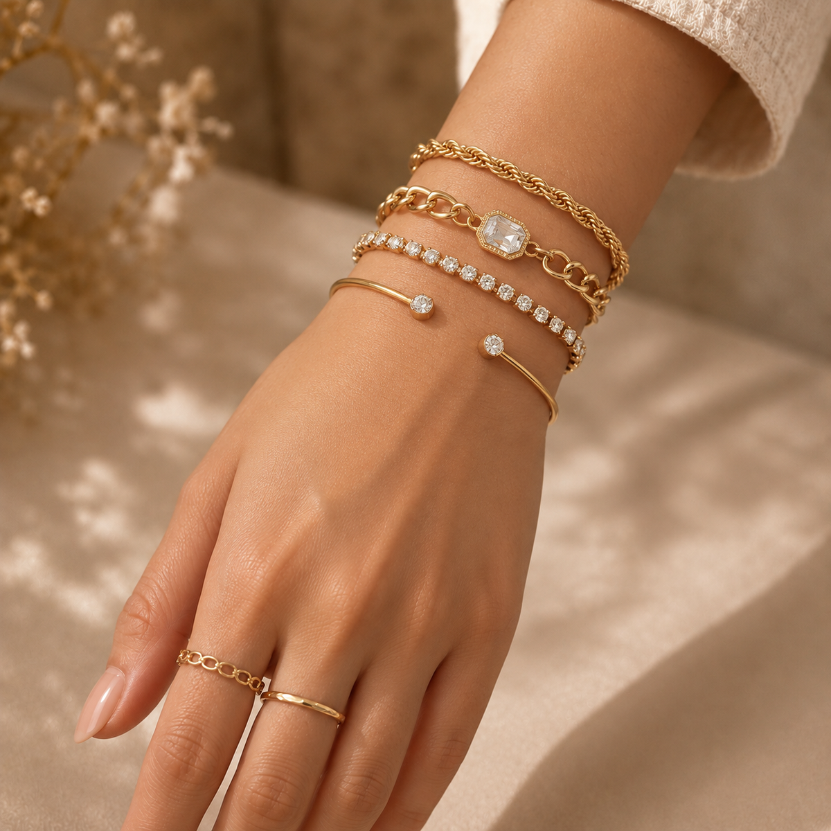 Ensemble de bracelets chaîne dorés porté au poignet NÉVORA