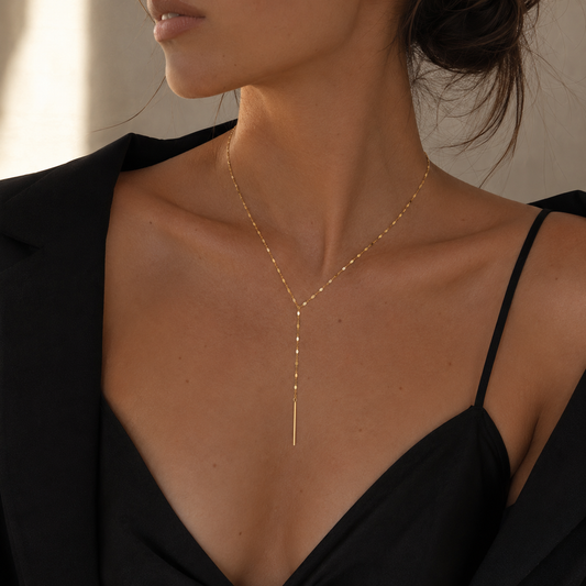 Collier doré minimaliste porté par une femme NÉVORA