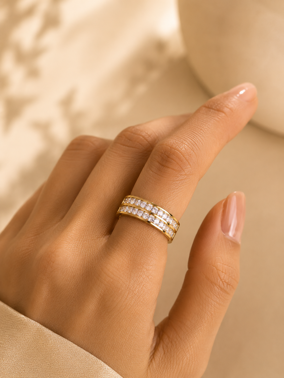Bague double rangée dorée pour femme portée NÉVORA
