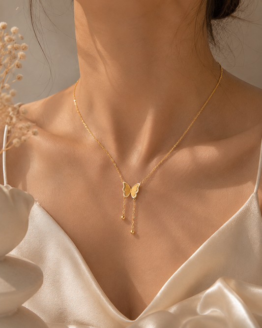 Collier papillon doré à pampilles porté NÉVORA