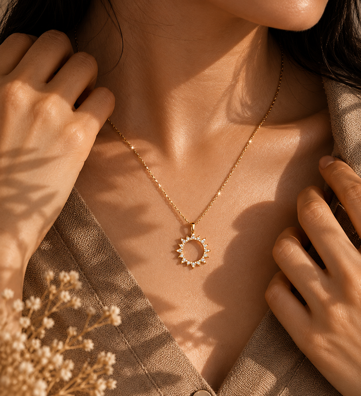 Collier soleil doré pour femme porté NÉVORA