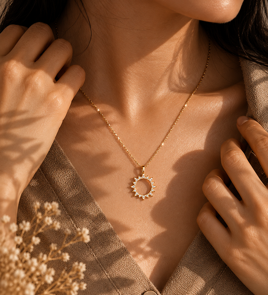 Collier soleil doré pour femme porté NÉVORA
