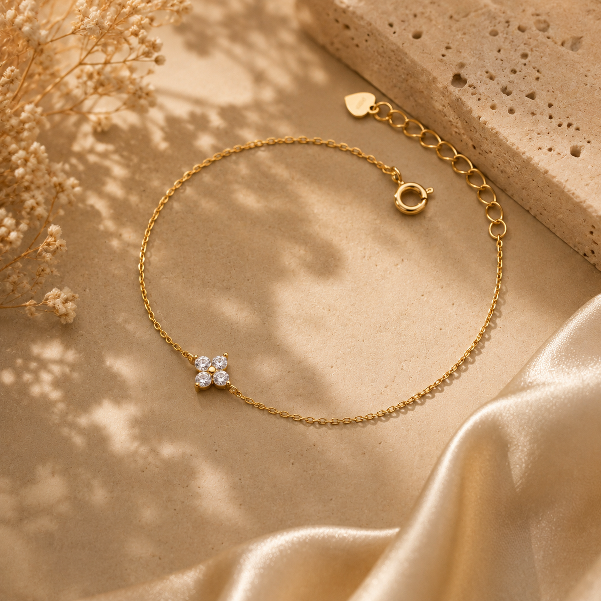 Bracelet fleur à quatre pétales doré pour femme NÉVORA