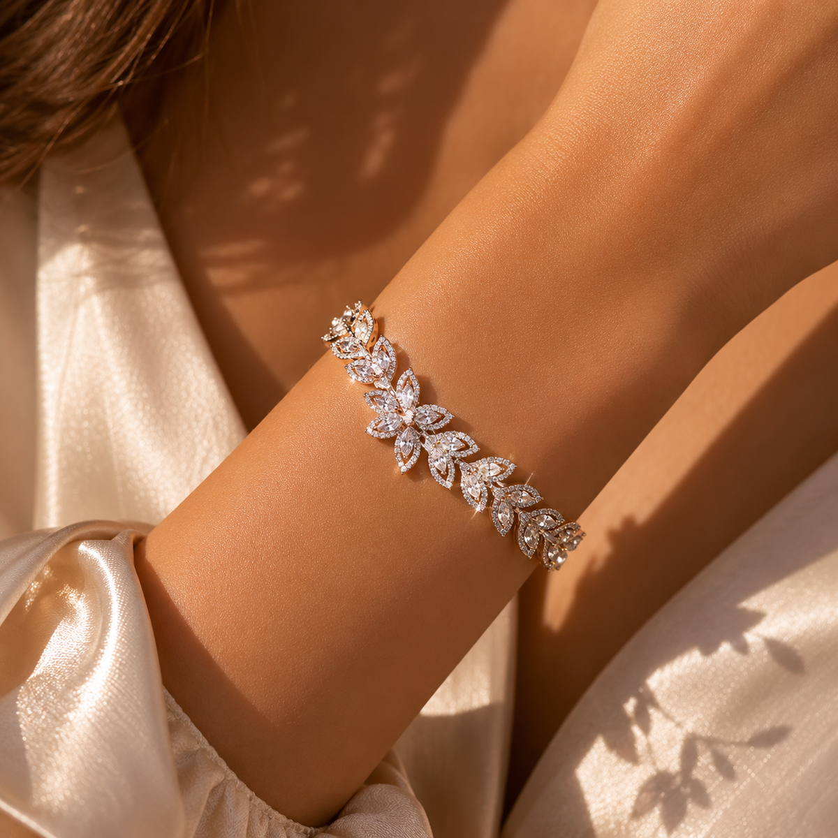 Bracelet fleur argenté porté au poignet NÉVORA