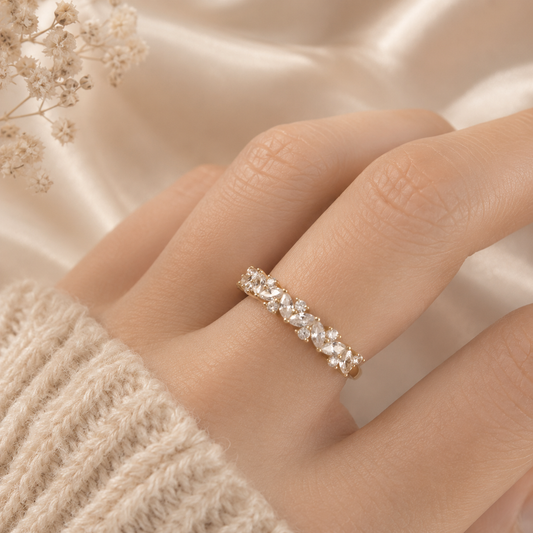 Bague dorée minimaliste portée au doigt NÉVORA
