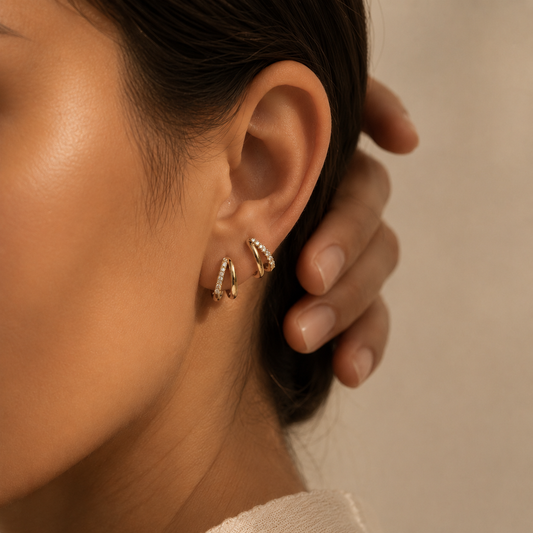 Boucles d’oreilles dorées pour femme portées NÉVORA