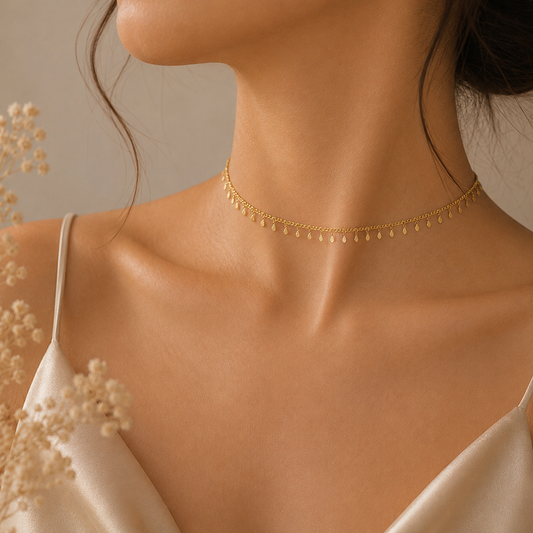 Collier doré minimaliste pour femme porté au cou NÉVORA