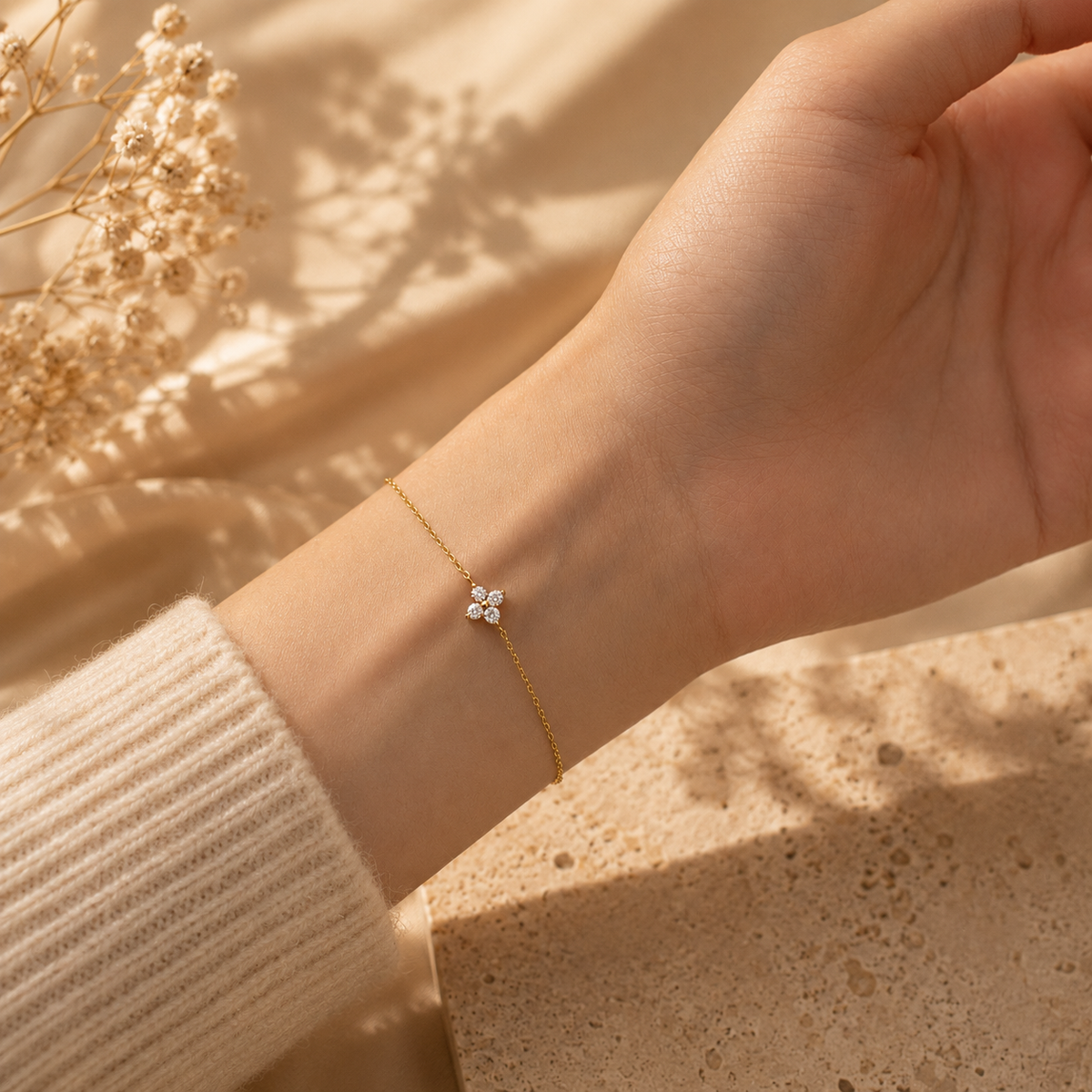 Bracelet fleur à quatre pétales porté au poignet NÉVORA

Image 3