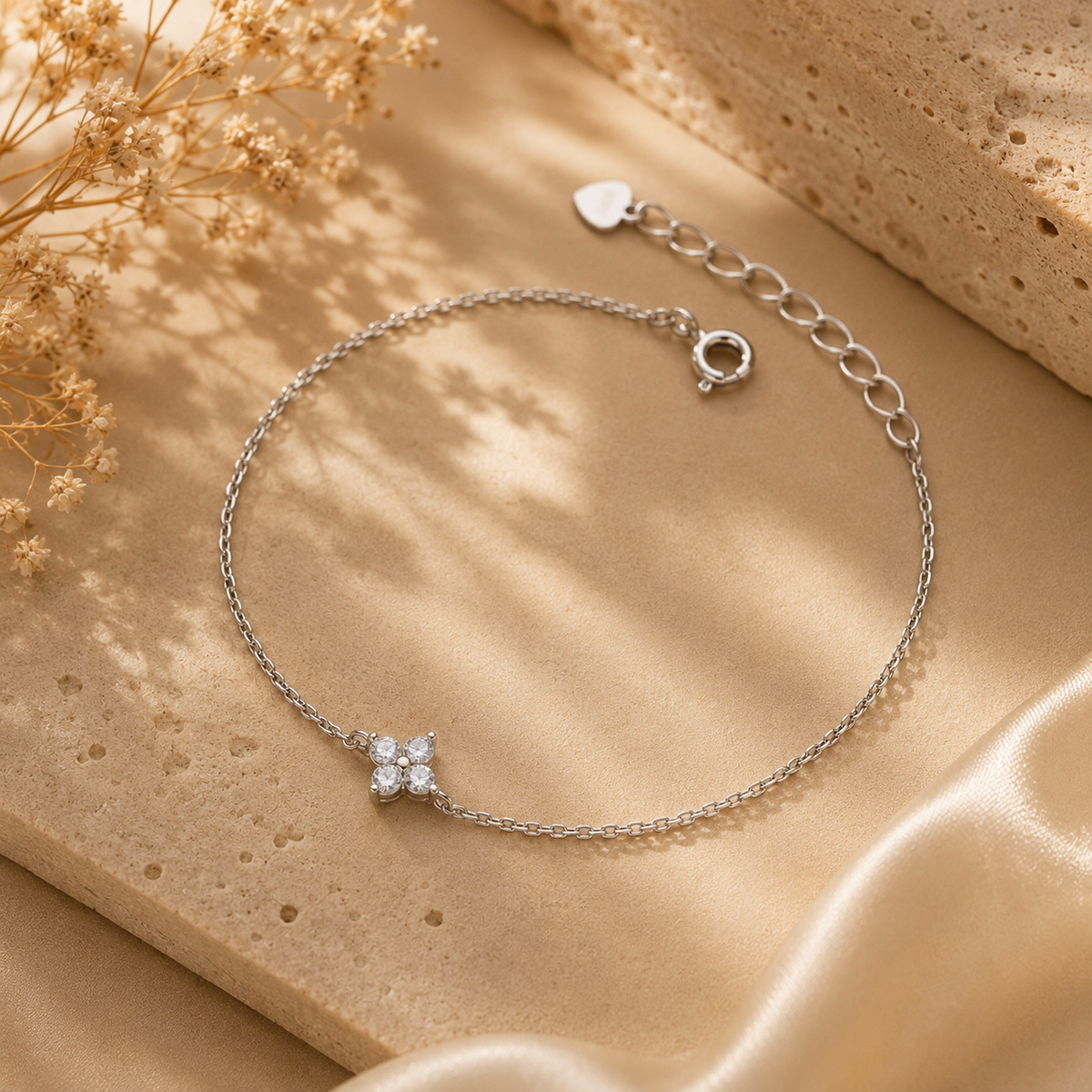 Bracelet fleur à quatre pétales argenté NÉVORA