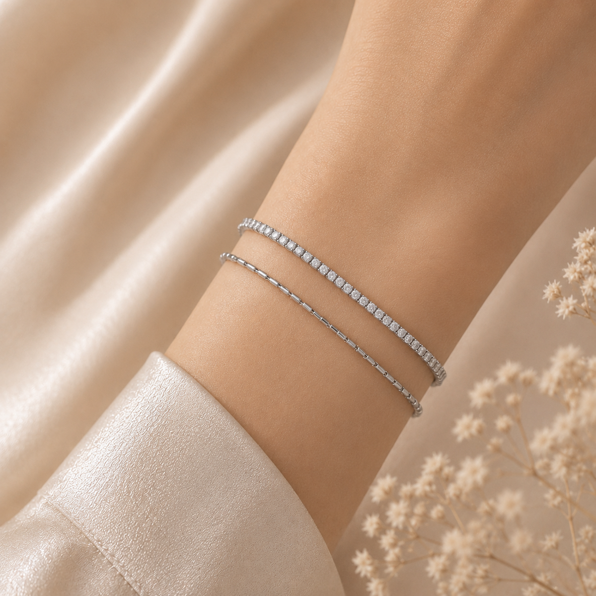 Bracelet double rangée argenté porté au poignet NÉVORA