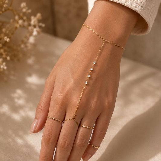 Bracelet doré avec strass porté au poignet NÉVORA