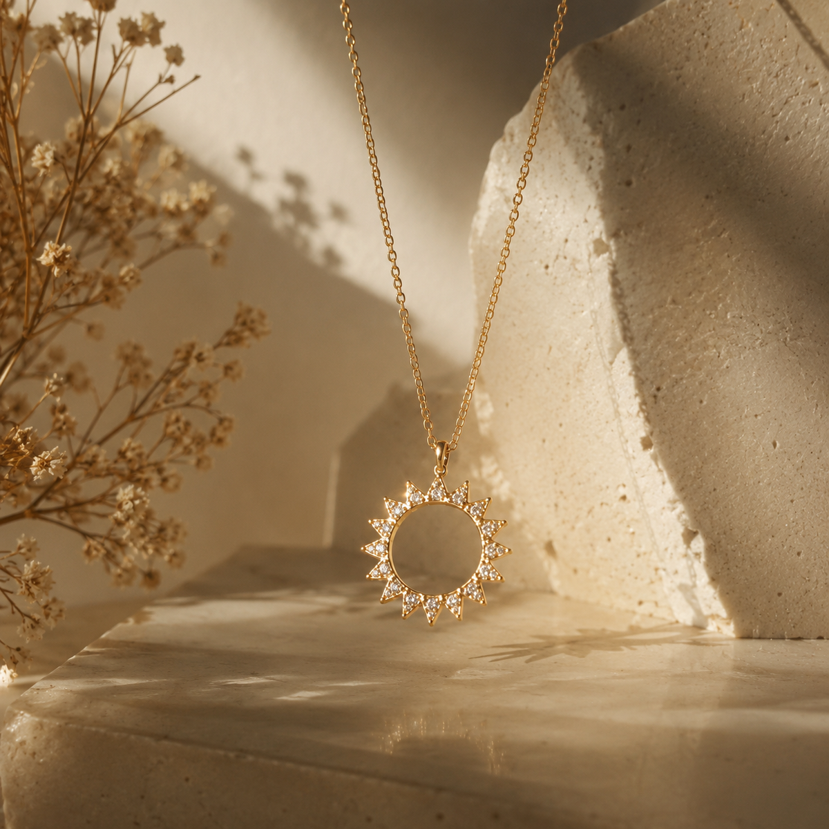 Collier soleil doré avec pendentif soleil NÉVORA
